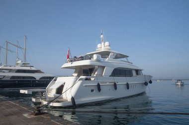 Europ limanında lüks ve modern yat