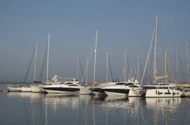 Europ limanında küçük yelkenli yatlar