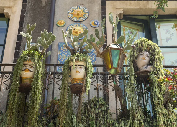 Typisch Balkon Bloempotten Vorm Van Menselijke Hoofden Sicilië Italië — Stockfoto