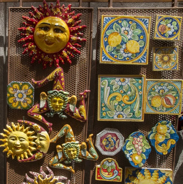 Traditionelle Bunte Sizilianische Keramik Sonne Mond Und Trinacria Italien Europ Stockfoto