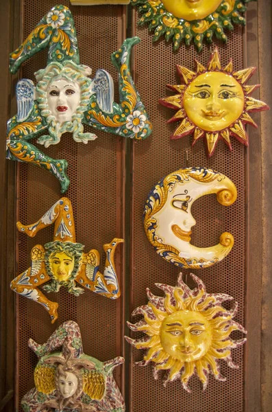 Traditionelle Bunte Sizilianische Keramik Sonne Mond Und Trinacria Italien Europ Stockbild