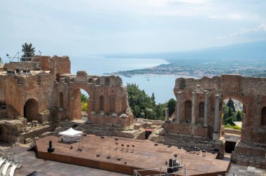 Taormina, Sicilya, İtal 'daki antik Yunan Tiyatrosu' nun bir parçası.
