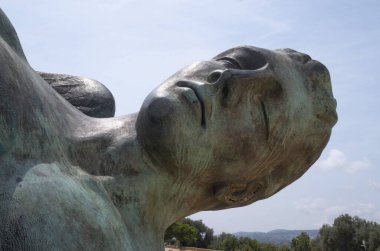 Tapınaklar Vadisi 'ndeki düşen İkarus' un çağdaş bronz heykelinin bir parçası, Agrigento, Ital