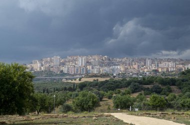 Şehir üzerinde fırtına Agrigento, Sicilya, İtalya, Europ