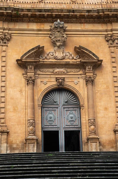 Είσοδος Της Ρωμαιοκαθολικής Εκκλησίας San Pietro Στη Μόντικα Σικελία Ιταλία — Φωτογραφία Αρχείου