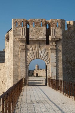 Castello Maniace 'in dekore edilmiş kapısı Syracuse, Sicilya, İtalya ve Avrupa' da bir kale ve kaledir.