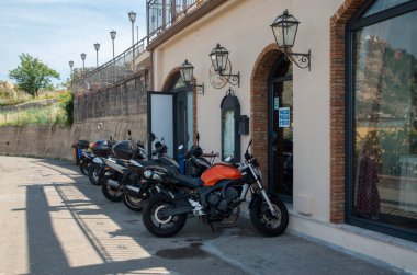 Kiralık konaklama için birkaç motosiklet park edilmiş.