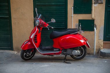 Park etmiş kırmızı scooter kapanışı.