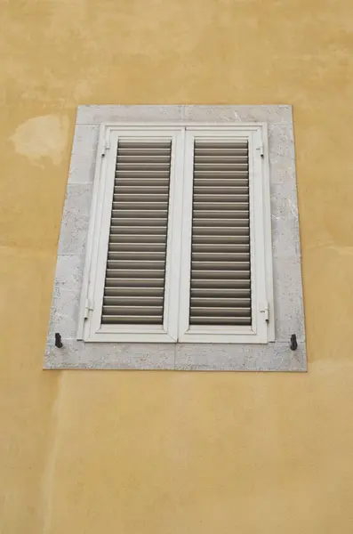 Традиционные Жалюзи Окнах Италия Европа — стоковое фото