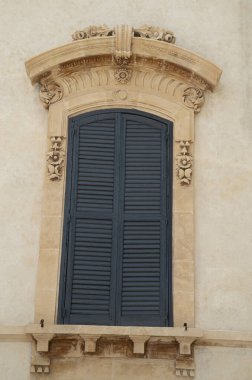 İtalya 'nın ortaçağ süslemeli penceresinde panjur olarak geleneksel ahşap panjurlar, Europ
