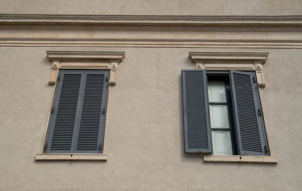 Традиционный Деревянный Крик Жалюзи Двух Окнах Италии Europ — стоковое фото
