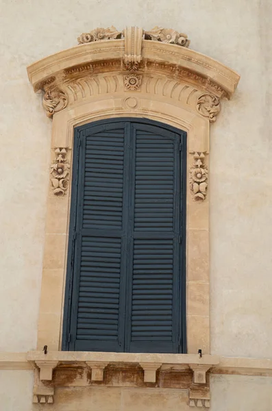 意大利中世纪装饰窗户上的传统木制百叶窗 欧罗巴 — 图库照片