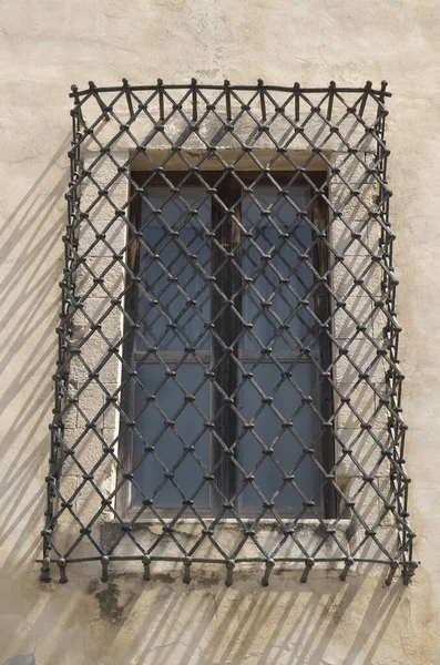 意大利中世纪的正面 有一个木制窗户和一个巨大的金属烤架 Europ — 图库照片