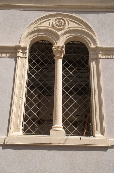 Kleines Mittelalterliches Gewölbtes Doppelfenster Auf Steinerner Kirchenmauer Italien Europ — Stockfoto