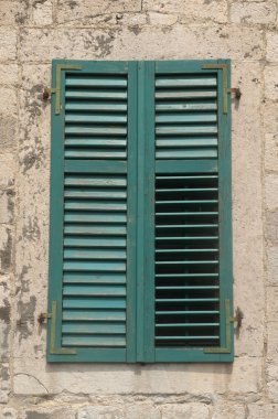 Geleneksel eski yeşil pencere panjurları Europ 'taki eski taş evde panjur görevi görüyor