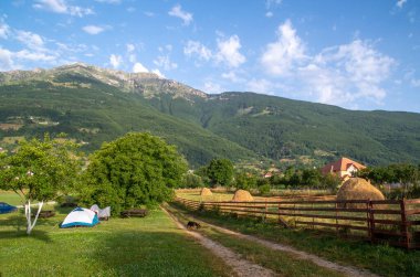 Karadağ 'ın çayırlarındaki Plav Vadisi' nde kamp, Europ