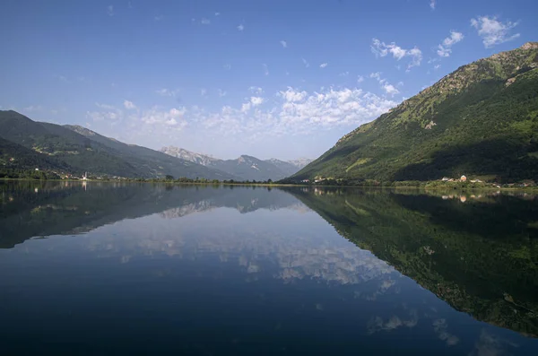 Plav Med Reflektioner Närliggande Bergen Montenegro Europ — Stockfoto