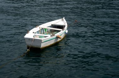 Karadağ 'da suda küçük tahta bir tekne, Europ