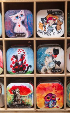 Kotor Montenegro ve Europ 'ta komik kedili küçük metal kutular