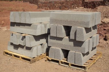 Yeni beton kaldırımlı iki palet.