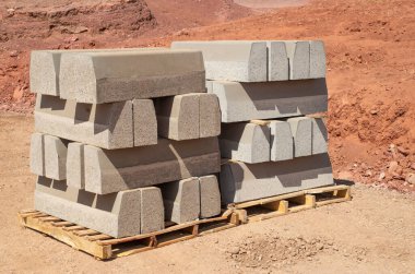 Yeni beton kaldırımlı iki palet.