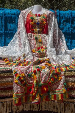 Fas 'ın geleneksel renkli kadın berberi.