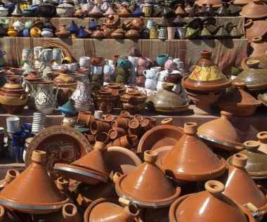 Fas 'ta sokak pazarında renkli ve çeşitli Fas seramikleri