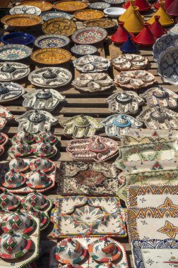 Fas 'ta sokak pazarında renkli ve çeşitli Fas seramikleri