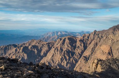 Toubkal 'a giden patikadan Panorama, Toubkal Ulusal Parkı' ndaki Yüksek Atlas Dağı 'nın tepeleri ve tepeleri, gün doğumunda Fas' ta.