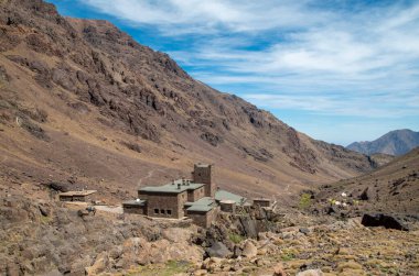Toubkal Ulusal Parkı, Fas, Kuzey Afrika 'daki Yüksek Atlas Dağı' nda Taş Kulübeler