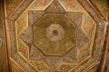 Fas 'taki Telouet Kasbah' ın içinde oyma maun ve fildişi tavanı.