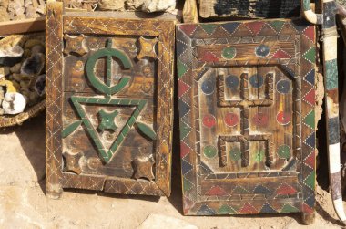 Ait Ben Haddou, Fas 'ta sokak ticaretinde eski renkli ahşap kapılar.