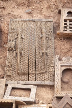 Ait Ben Haddou, Fas 'ta sokak ticaretinde kertenkeleyle birlikte ahşap iç kapı oyulmuş.