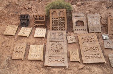 Eski Fas oymalı ahşap kapılar ve Ait Ben Haddou, Fas 'ta sokak ticaretinde kullanılan mobilyalar.