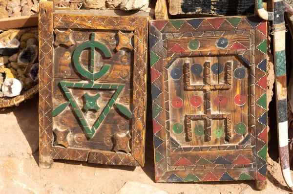 Старые Марокканские Красочные Резные Деревянные Двери Интерьера Уличной Торговле Ait Лицензионные Стоковые Изображения