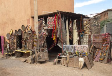 Ait Ben Haddou, Fas 'taki geleneksel Fas hediyelik eşya sokak pazarı