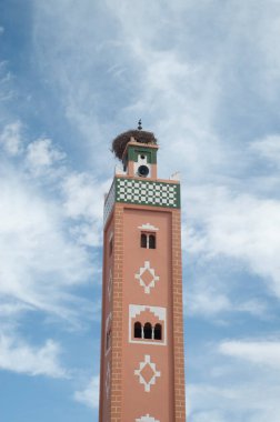 Gökyüzünde leylek yuvası olan yeni renkli Fas minaresi