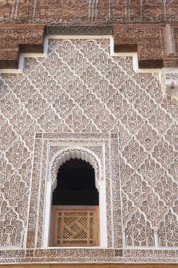 Marakeş, Fas 'taki eski medrese Ben Youssef Madrasa' daki ana avlunun duvar ve ahşap penceresi.