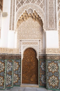 Marakeş, Fas 'taki eski medresede duvar ve ahşap kapı Ben Youssef Madrasa