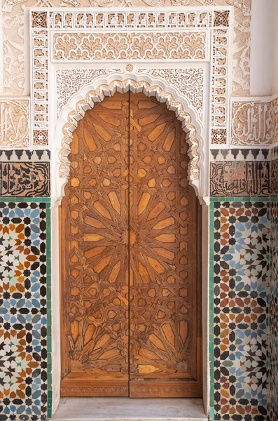 モロッコのマラケシュにある古いマドラサ ヨセフ マドゥラーサの壁と木製のドア ストック写真