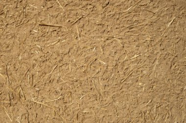 Yeni çamur duvar sıvası güneşli havada kapanıyor.