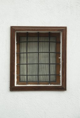 Avrupa cephesinde metal ızgarası ve perdesi olan eski küçük ahşap pencere
