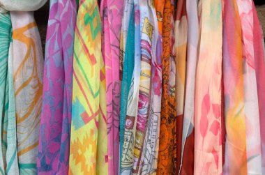 Bulgari 'deki sokak pazarında çok sayıda renkli eşarp