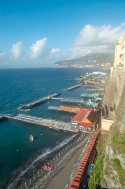 İskeleli Sorrento plajı, İtalya 'dan manzara, Europ