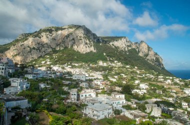 Napoli Körfezi, Campania Bölgesi, İtalya Europ 'taki Capri Adası' ndaki dağ ve beyaz evlerin hava manzarası