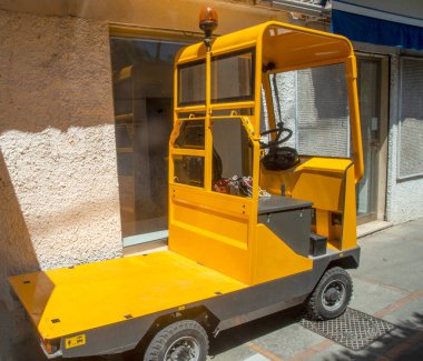 İtalya 'da küçük sarı kompakt elektrikli kargo kamyonu, Europ