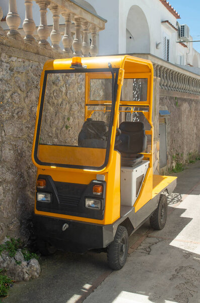 Небольшой желтый компактный электрогрузовик в Италии, Europ