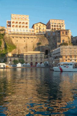 Güneş batarken Sorrento 'nun deniz manzarası, Campania, İtalya, Europ