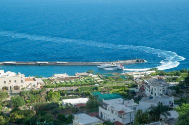 Feribot Capri adasına giriyor. Yukarıdan bir manzara