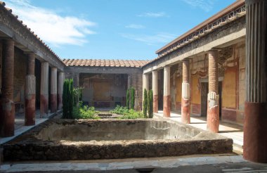 Pompeii 'de bir evin avlusunda sütun, bahçe ve İtalya' da büyük bir havuz var.